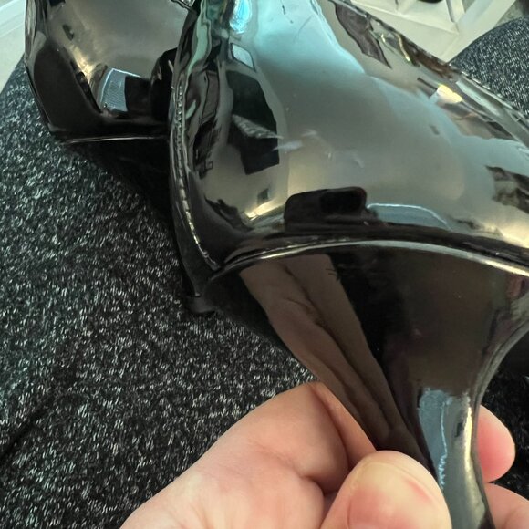 Anne Klein Scalloped Black Kitten Heels - Picture 4 of 8